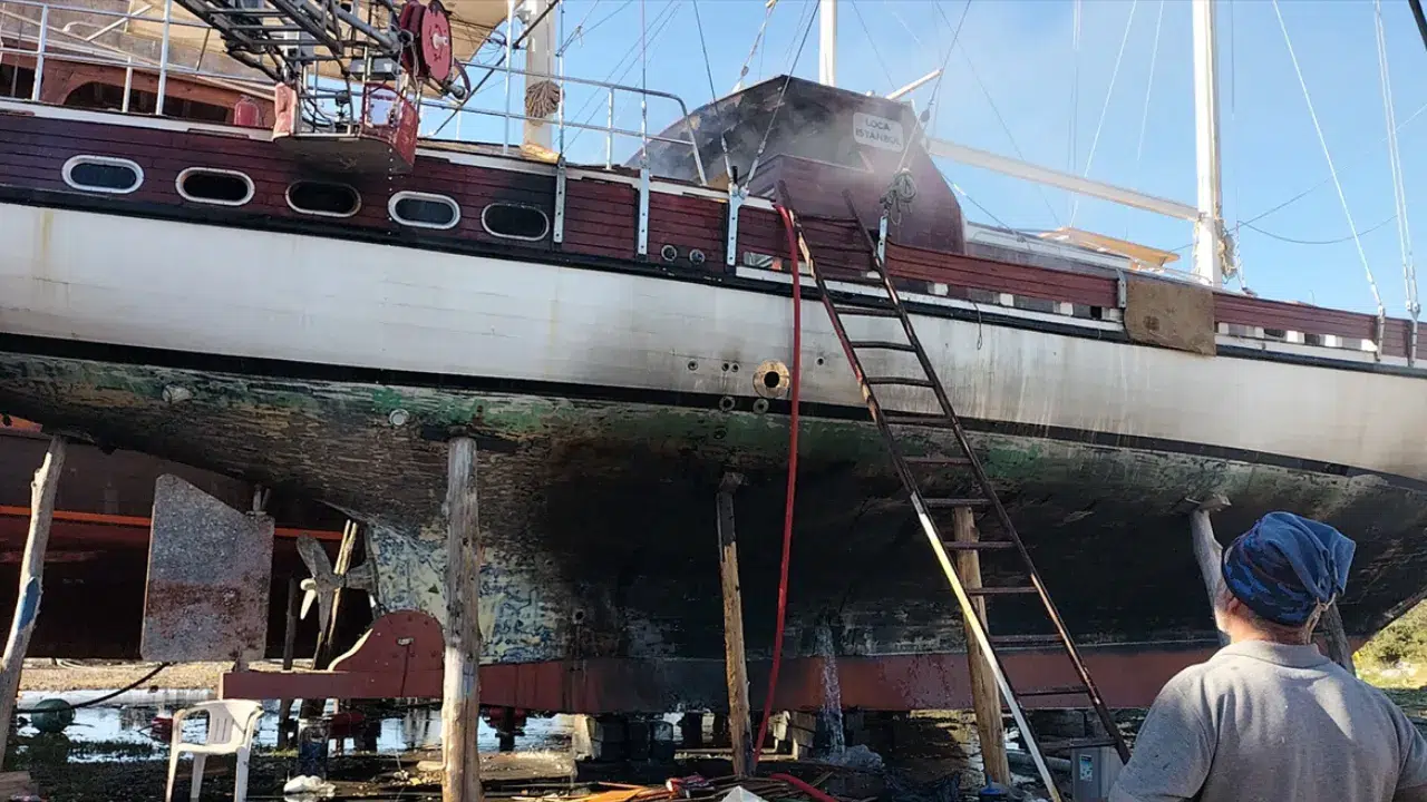 Manavgat'ta tersanede yangın : Tekne kullanılamaz hale geldi