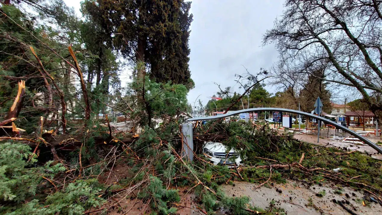 Tavas'ta şiddetli fırtına etkili oldu