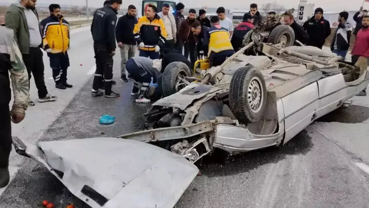 Çorum'da direğe çarpan otomobil takla attı : Yaralılar var