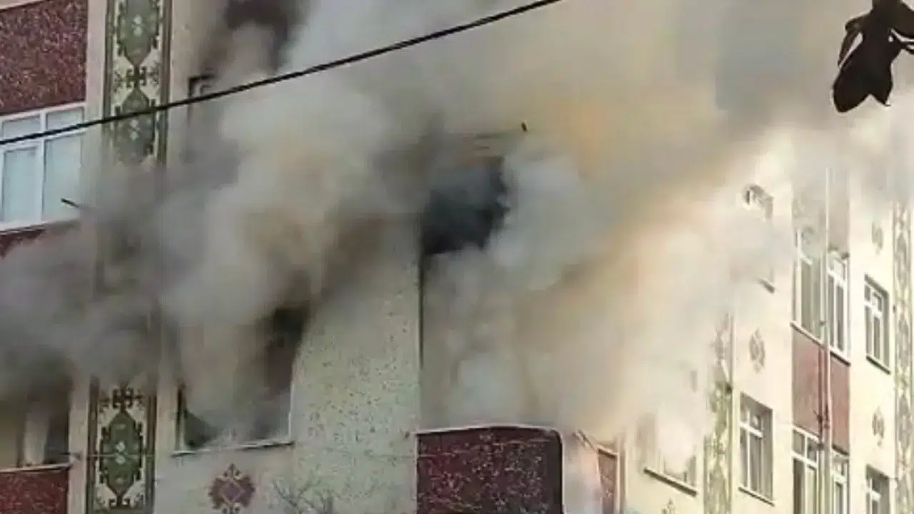 Ataşehir'de madde bağımlısı genç kendi evini yaktı