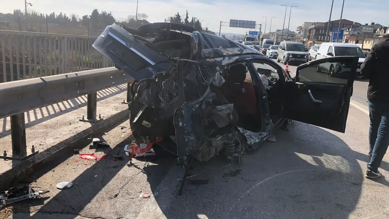 Balıkesir'de kaza : Refüje çarpan araç karşı şeride savruldu