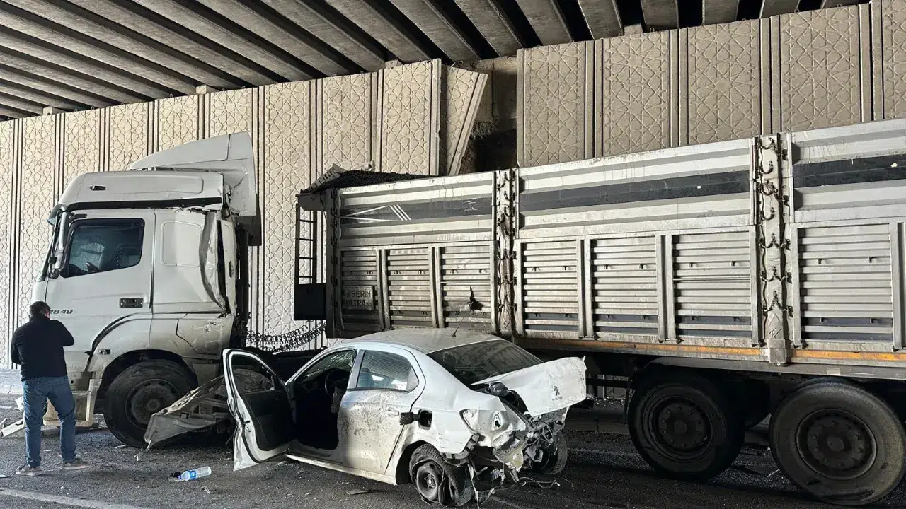 Uşak'ta kaza : Tır ile otomobil çarpıştı