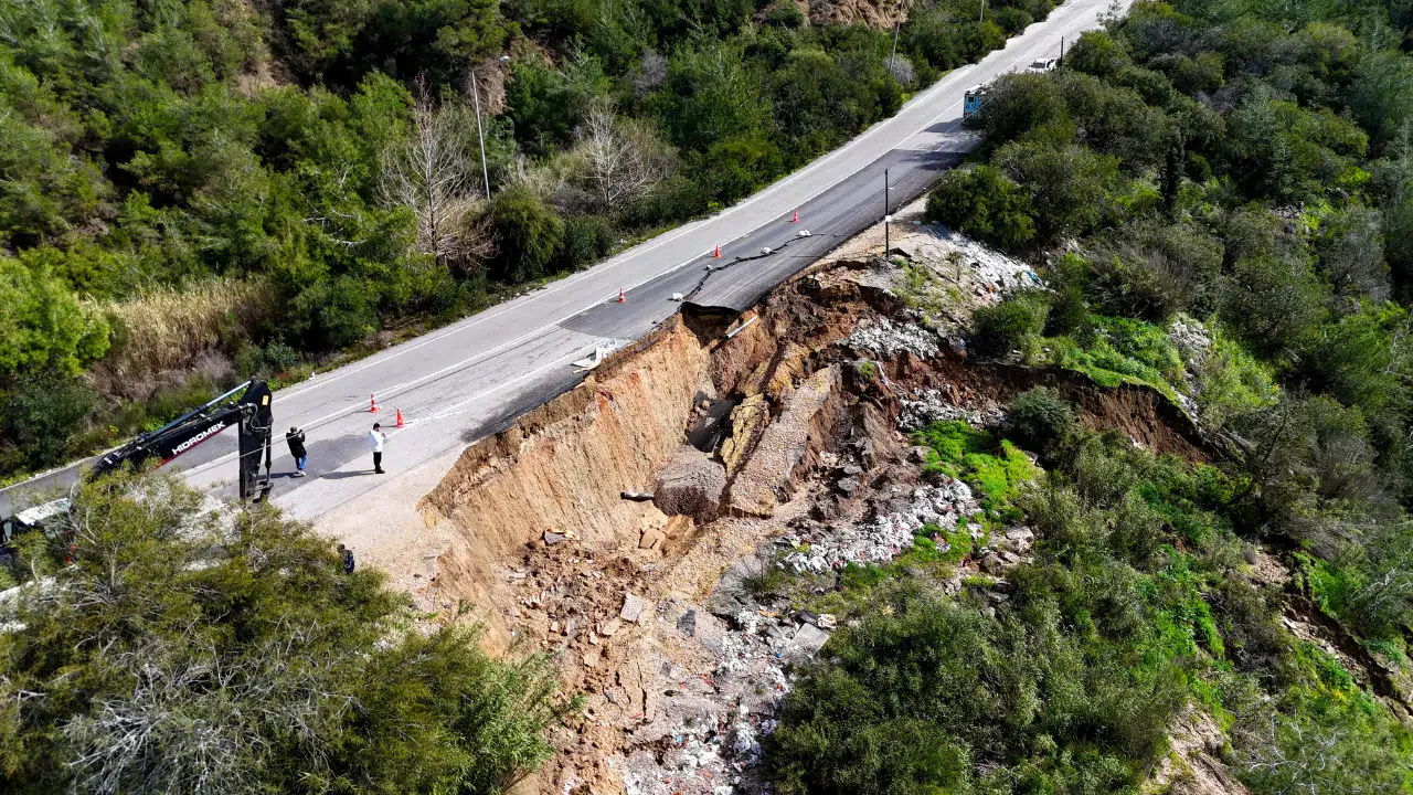 Adana'da heyelan nedeniyle içme suyu hattı zarar gördü