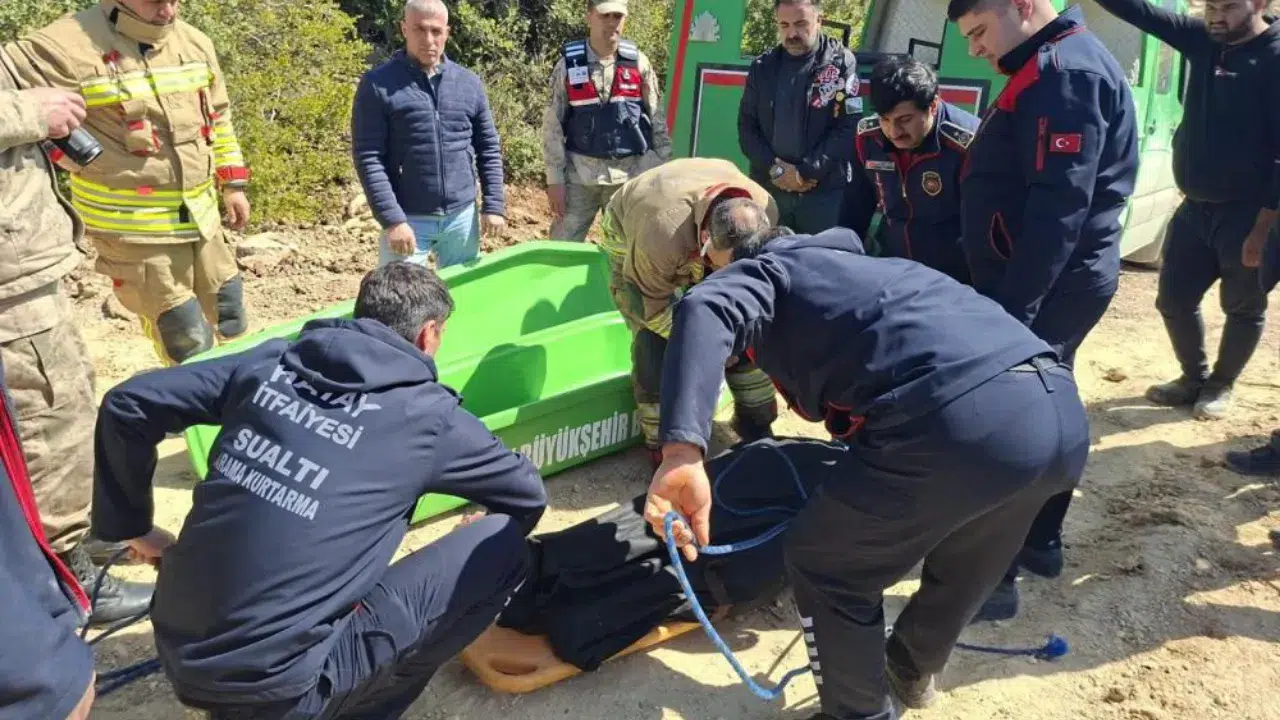 Hatay'da hafriyat kamyonu uçuruma yuvarlandı : Sürücü hayatını kaybetti
