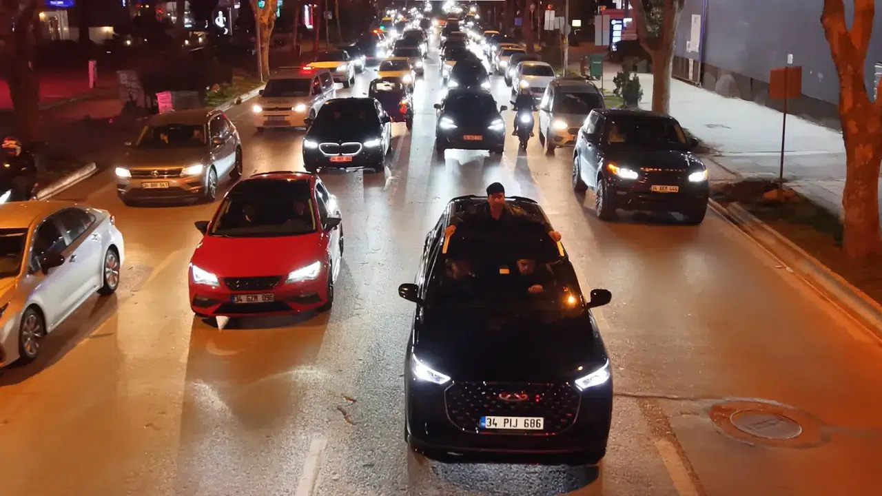 Kadıköy’de sunrooftan çıkan genç drone denetiminden kaçamadı