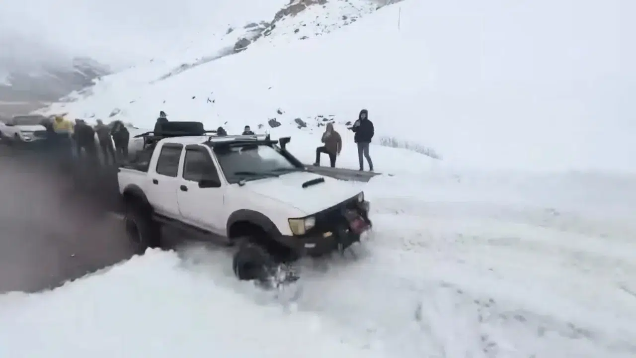 Trabzon-Bayburt kara yoluna çığ düştü, off-road ekipleri yardıma koştu