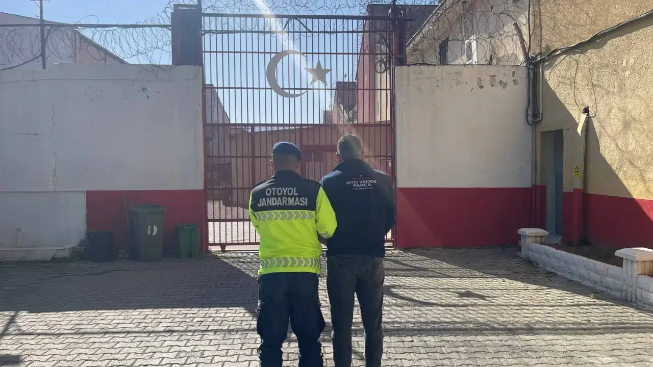 Aydın'da bir araçta 19 düzensiz göçmen yakalandı