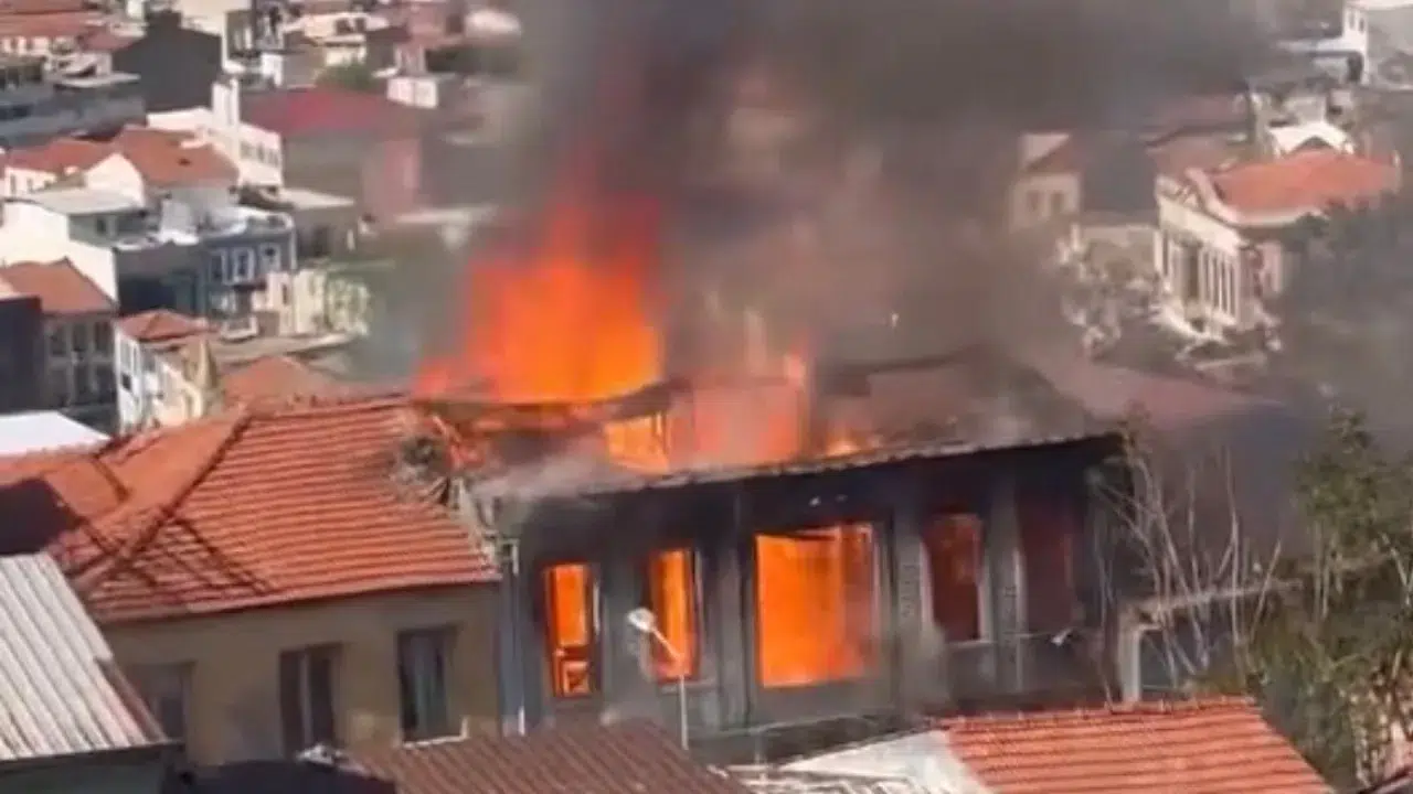 İzmir'de yangın : Metruk bina alev alev yandı