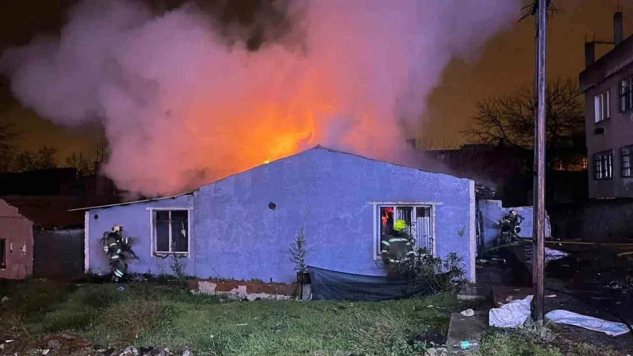 Tokat'ta iki katlı ev alevlere teslim oldu : 2 kişi dumandan etkilendi