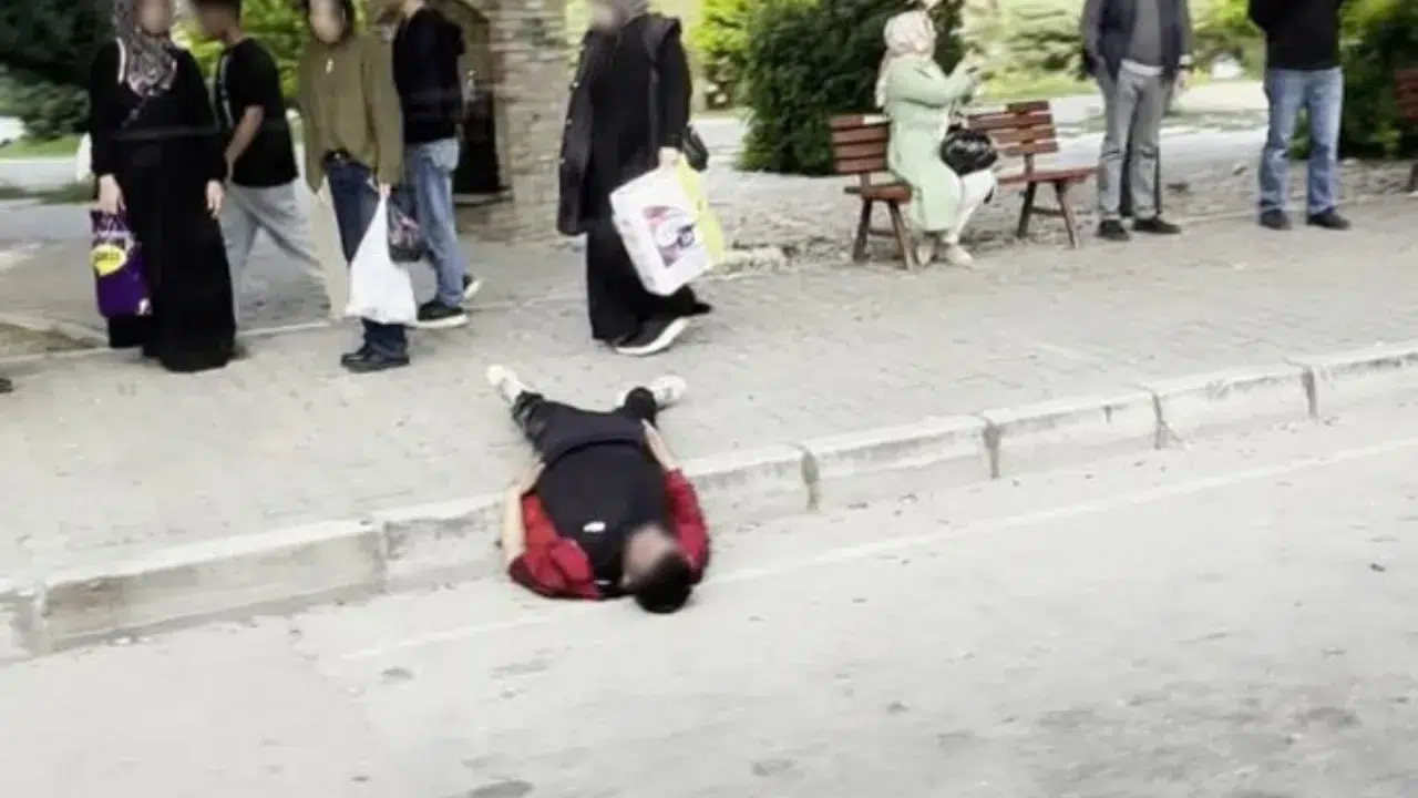 Adana'da kriz geçiren uyuşturucu bağımlısı kaldırımda uyuyakaldı