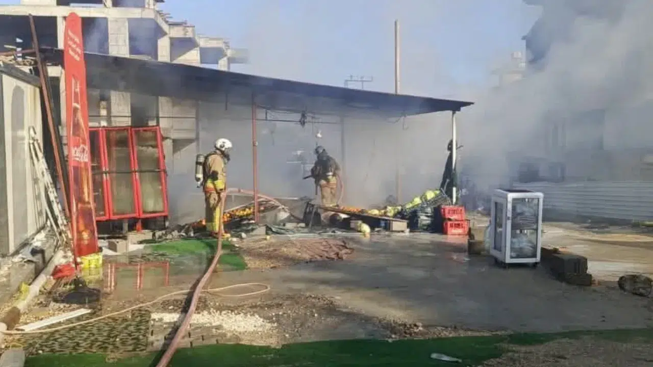 Hatay Defne'de korkutan yangın : Market alevlere teslim oldu