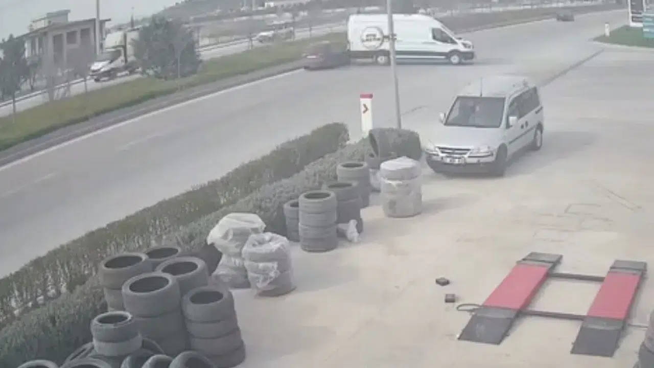 Konya'da sürücüsüz minibüs yola çıktı, seyir halindeki araçların arasına daldı