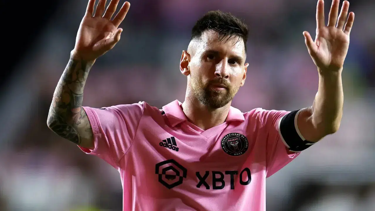 Lionel Messi'den sert vuruş : Kameranın lensini kırdı