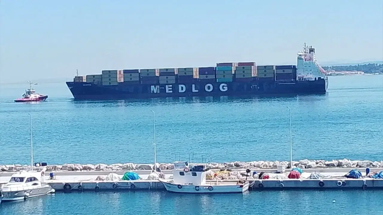 Çanakkale Boğazı'nda arızalanan konteyner gemisi güvenli bölgeye çekildi