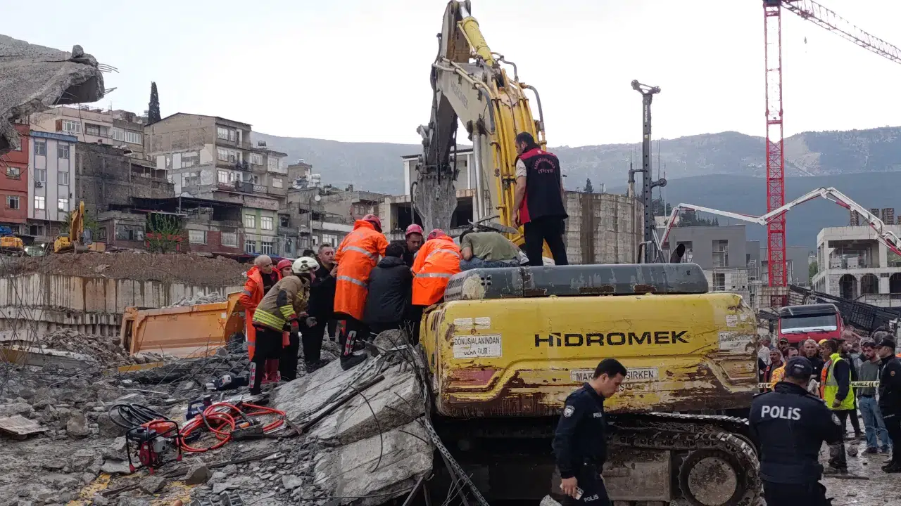 Kahramanmaraş'ta operatör enkaz altında kaldı : 1 yaralı