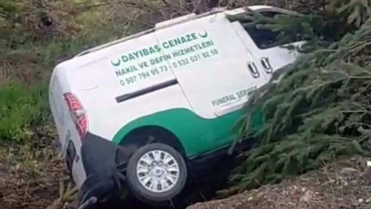 Sivas’ta cenaze nakil aracı şarampole uçtu : 2 yaralı