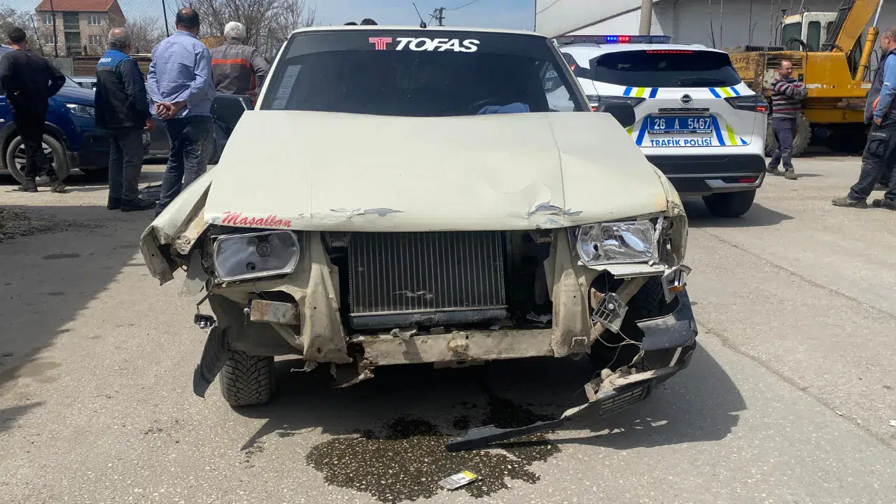 Eskişehir’de İki araç çarpıştı, 4 araç hasar aldı