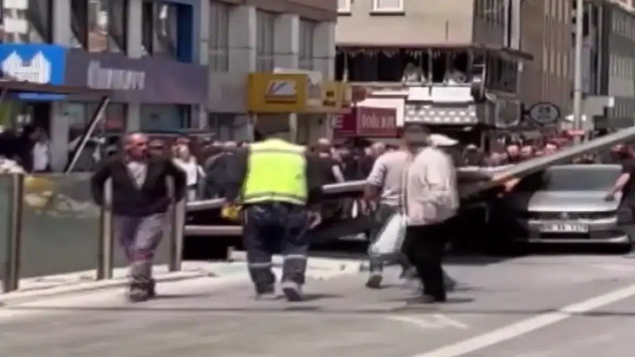 Ankara Ulus’ta yıkım sırasında platform çöktü : Cadde trafiğe kapatıldı