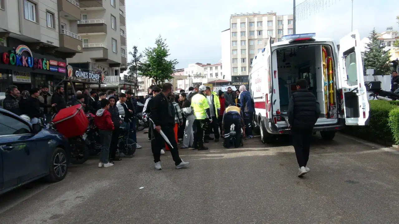 Kilis'te motosiklet yayalara çarptı : Baba ve bebeği yaralandı