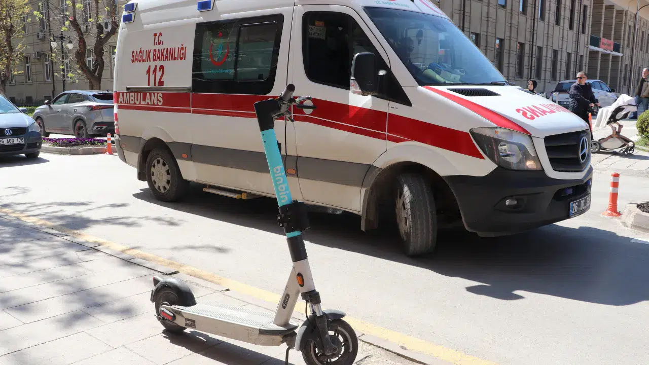 Eskişehir'de otomobil ile scooter çarpıştı : 17 yaşındaki sürücü hastaneye kaldırıldı