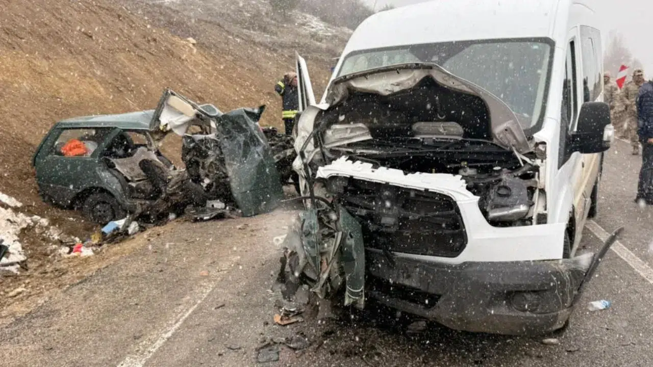 Gümüşhane'de öğretmenleri taşıyan minibüs ile otomobil çarpıştı : 1 ölü, 10 yaralı