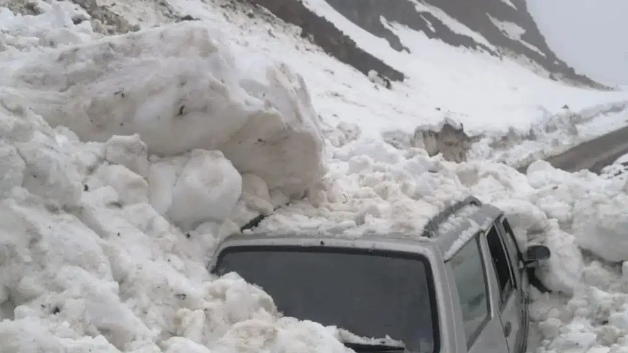 Trabzon'da otomobilin üstüne çığ düştü, 4 kişi yara almadan kurtuldu