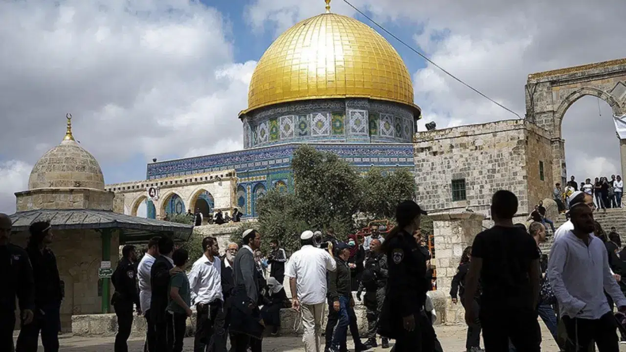 İsrailliler, Mescid-i Aksa'ya baskın düzenledi