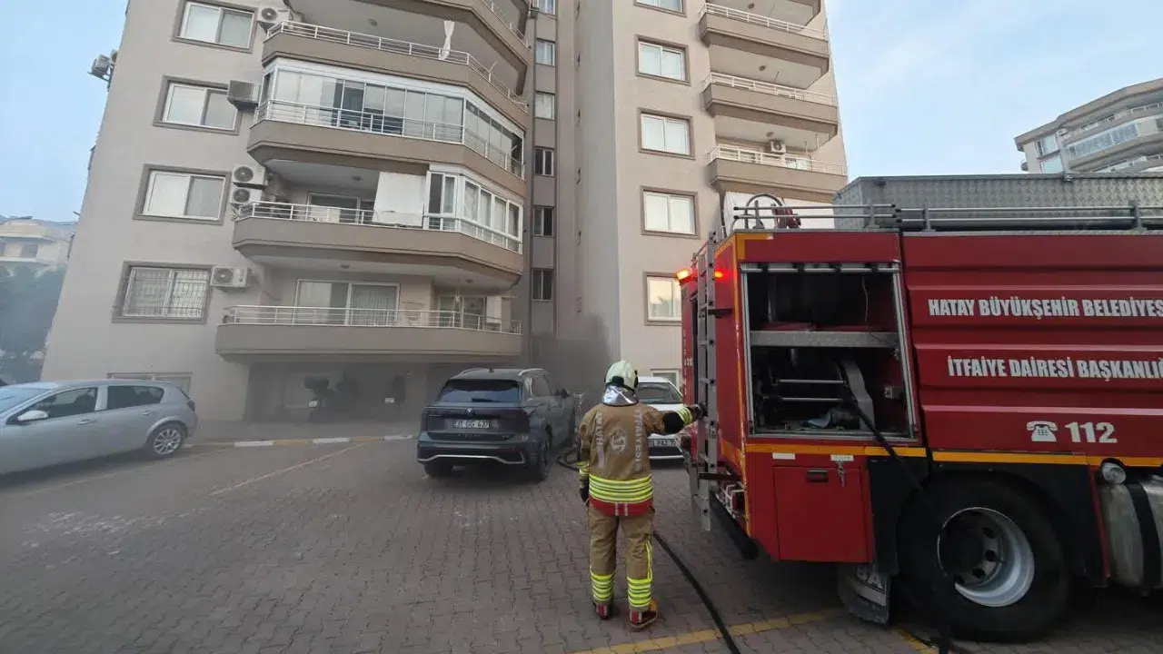 Hatay İskenderun'da bina yangını : Kontrol altına alındı