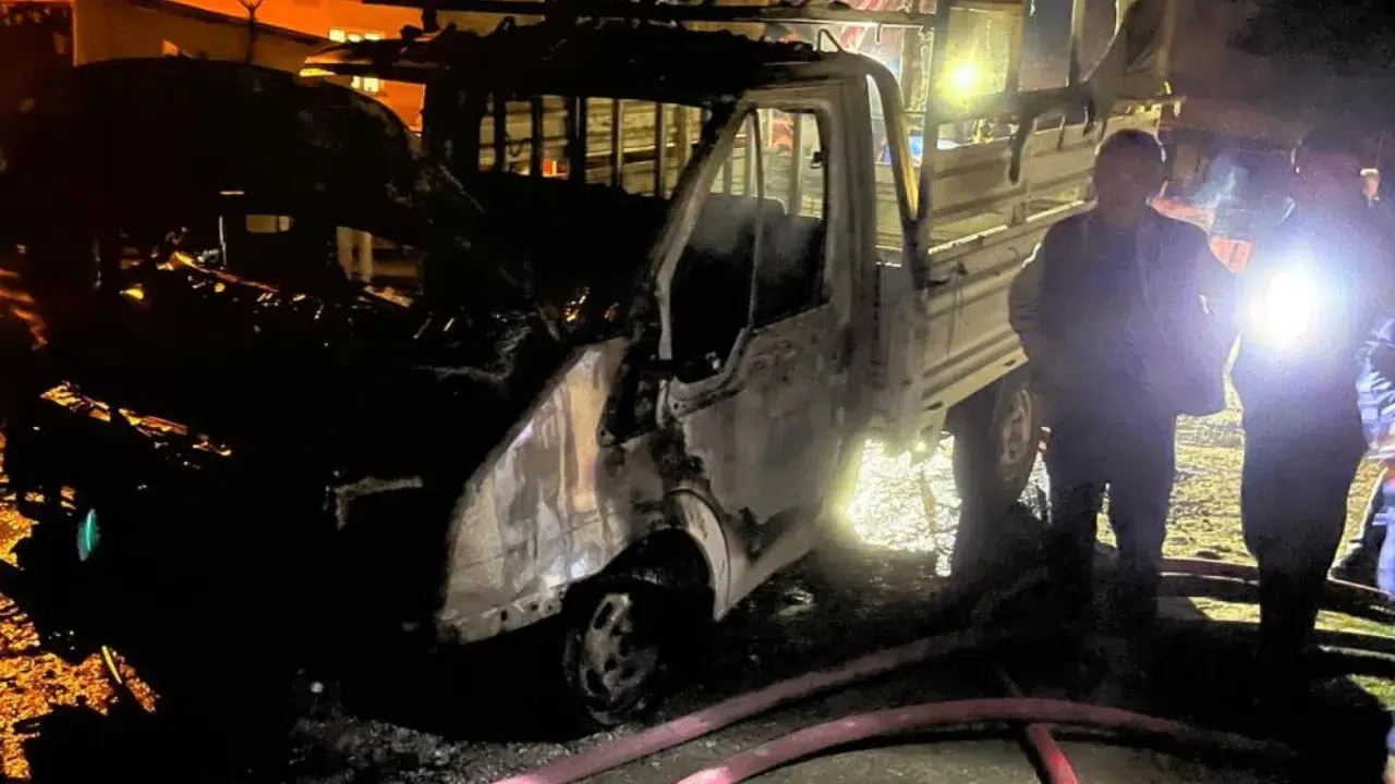 Çorum Alaca'da kamyonet yangını : Alevler ev ve araca da sıçradı