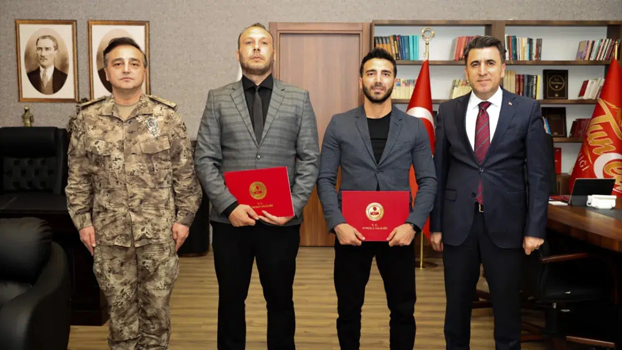 Tunceli'de boğulma tehlikesi geçiren çocuğu kurtaran 2 polise başarı belgesi verildi