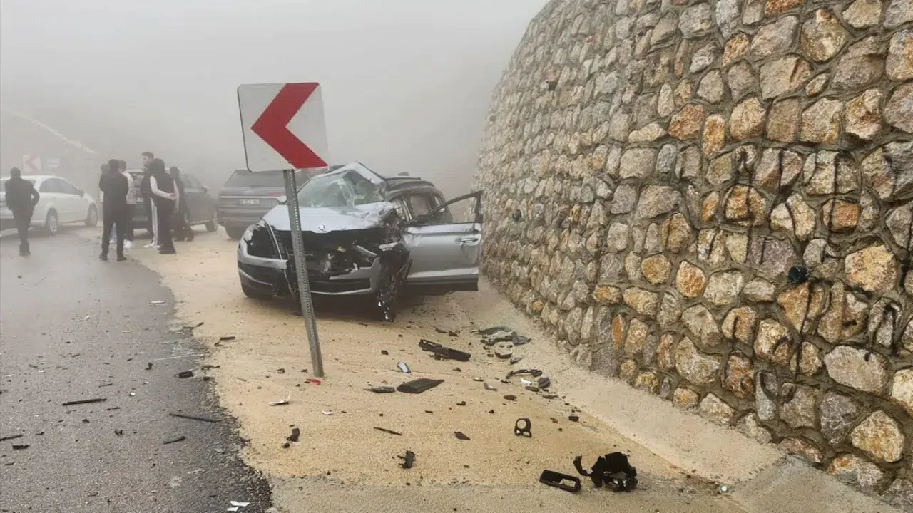 Antalya'da otomobil ve tır çarpıştı : 1 kişi öldü, 3 kişi yaralandı