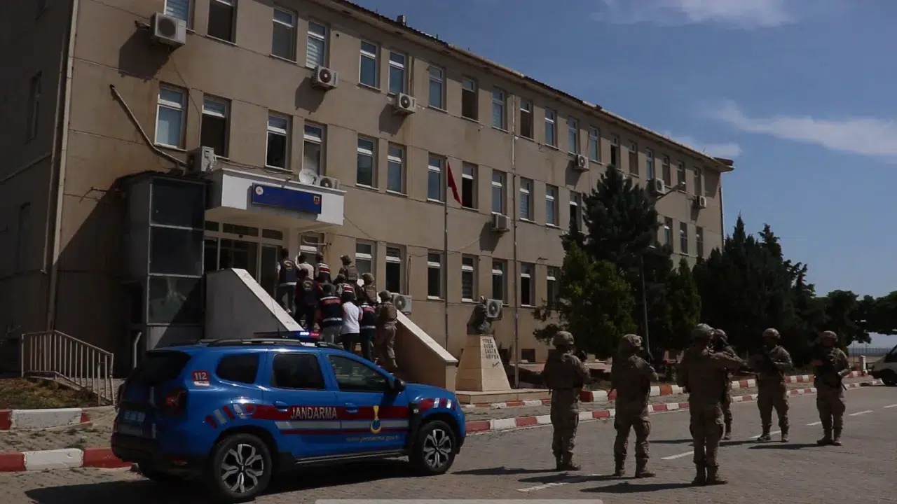 Şanlıurfa'da göçmen kaçakçılığı operasyonunda 18 kişi tutuklandı