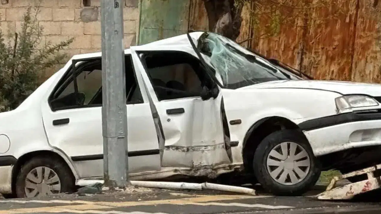 Kahta’da otomobil elektrik direğine çarptı : 3 yaralı