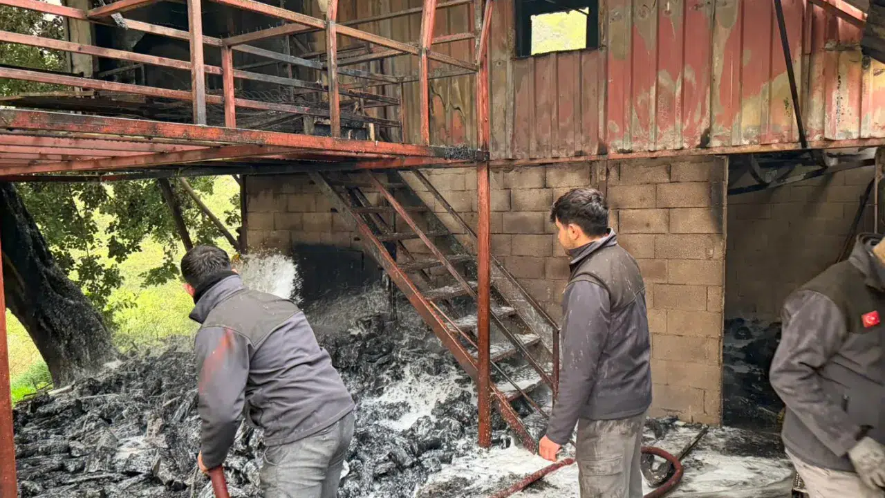 Alanya'da yangın : Evin bir kısmı kullanılamaz hale geldi