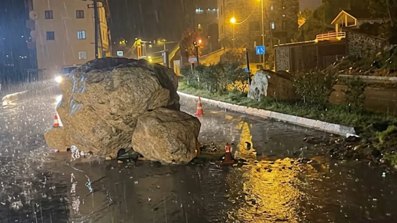 Hakkari'de sağanak etkisi : Yola kaya parçaları düştü