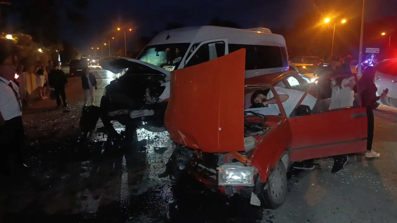 Manavgat'ta kaza : Tur minibüsü ile otomobil çarpıştı