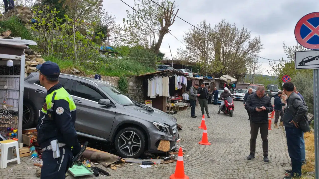İzmir'de otomobil satış tezgahına uçtu : Bir çocuk yaralandı