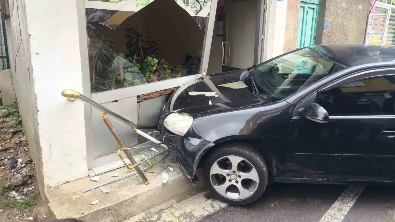 Osmaniye'de kontrolden çıkan otomobil dükkana girdi