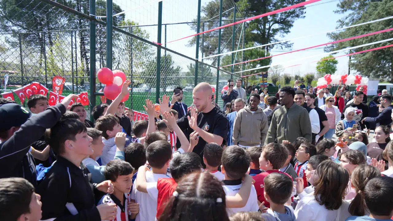 Samsunsporlu futbolculardan 23 Nisan kutlaması : Çocuklarla bir araya geldiler