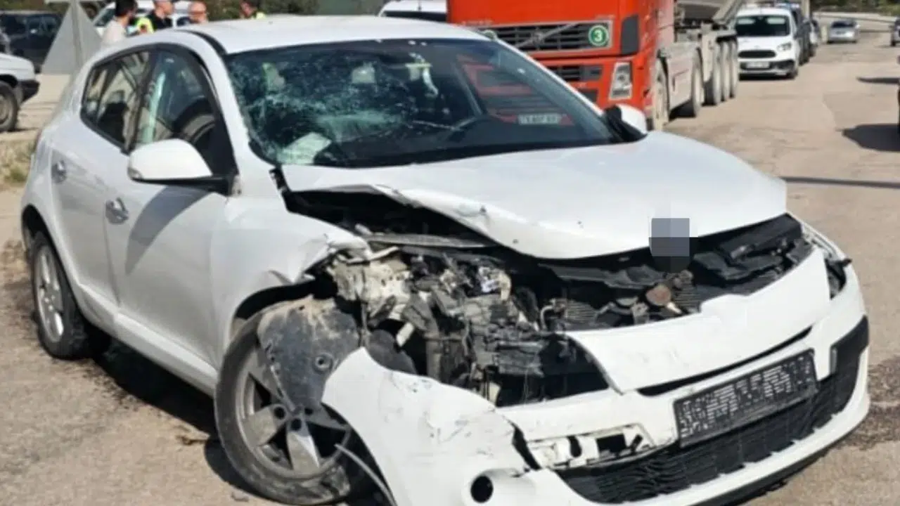 Karabük’te iki otomobil çarpıştı : 3 kişi yaralandı