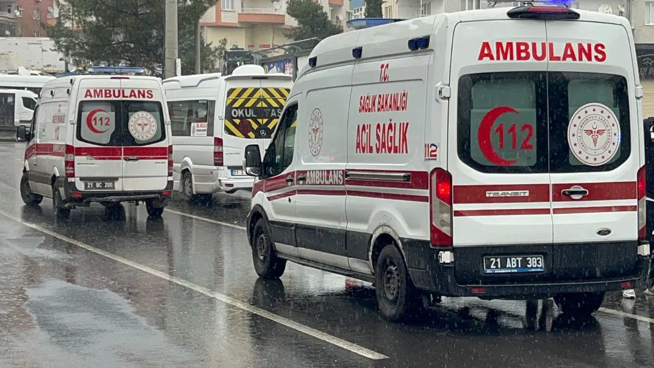 Diyarbakır'da esnaf arasında kavga : 3 kişi yaralandı, 2 kişi gözaltına alındı