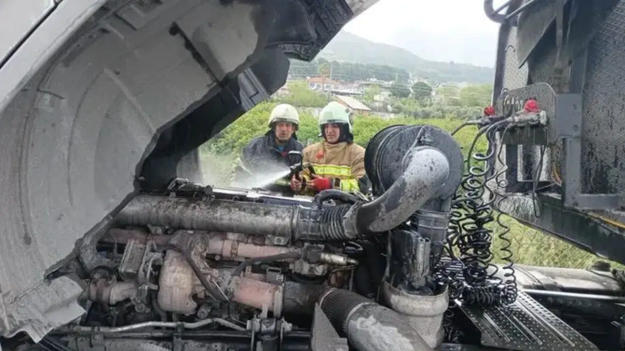 Hatay Dörtyol'da seyir halindeki tırda yangın
