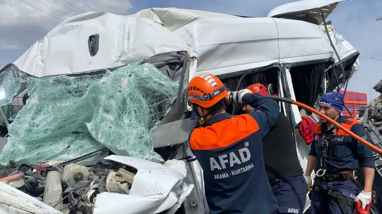 Kırşehir'de feci zincirleme kaza : Kamyon otomobilin üzerine devrildi, 1'i ağır 5 yaralı