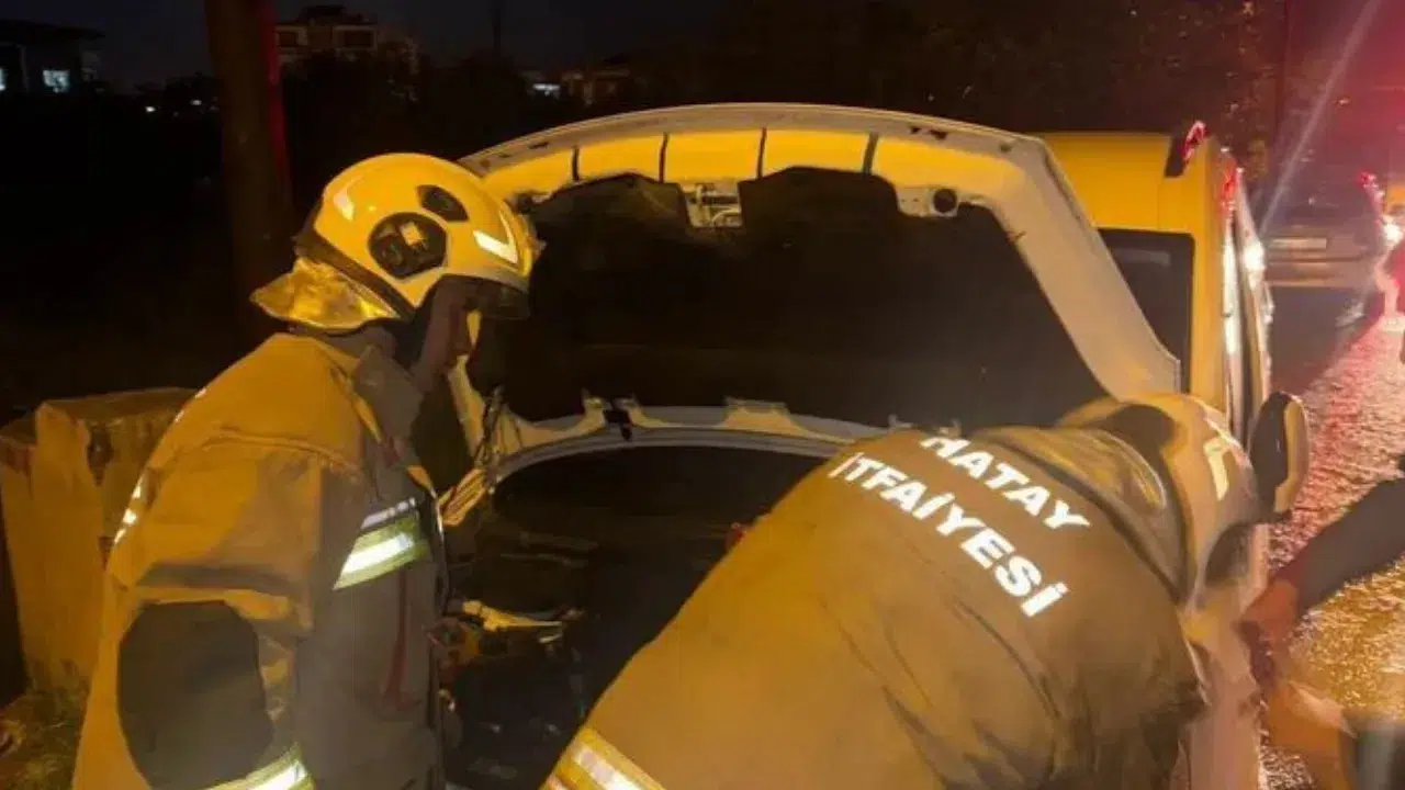 Hatay Defne’de seyir halindeki araç alev aldı