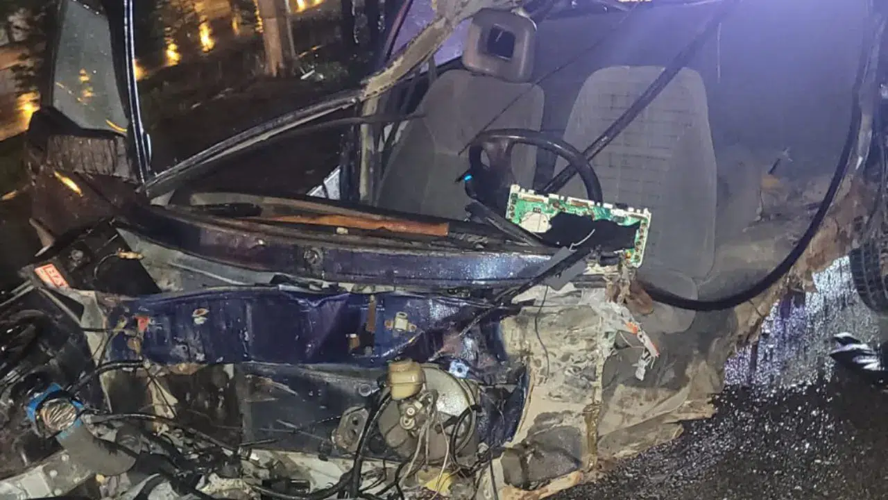 Afyonkarahisar’da feci kaza : Köprü bariyerlerine çarparak parçalanan otomobilin sürücüsü öldü