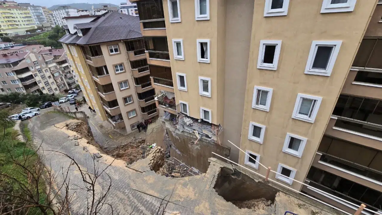 Mudanya’da istinat duvarı çöktü : Apartman ve araçlarda hasar oluştu