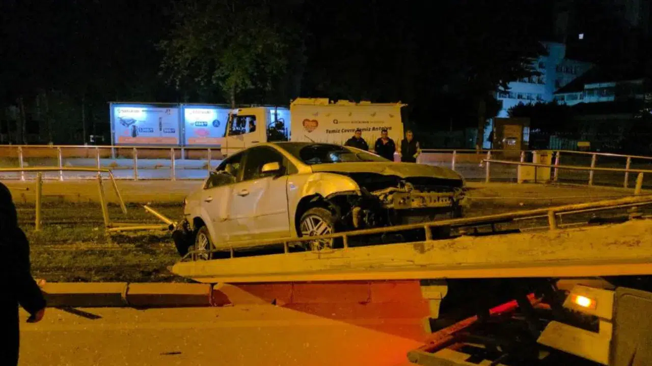 Antalya Muratpaşa'da alkollü sürücü tramvay durağına daldı