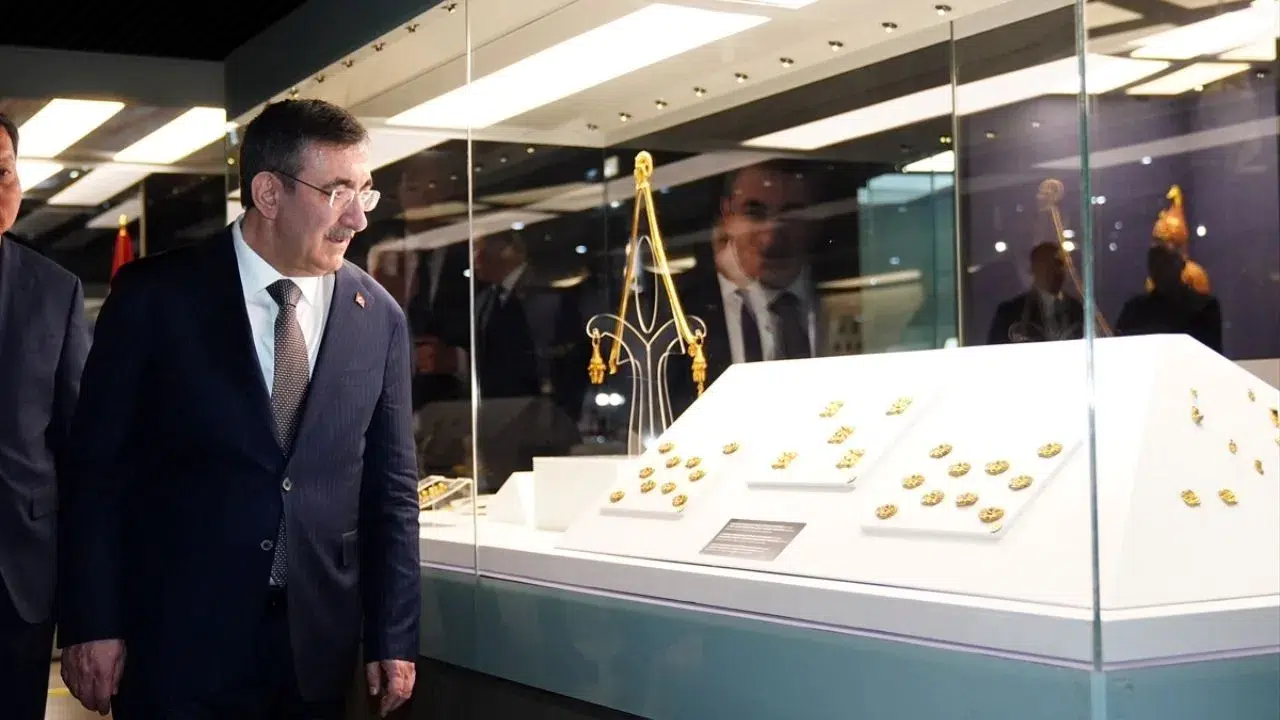 Cumhurbaşkanı Yardımcı Yılmaz , müze ve yapay zeka merkezini ziyaret etti