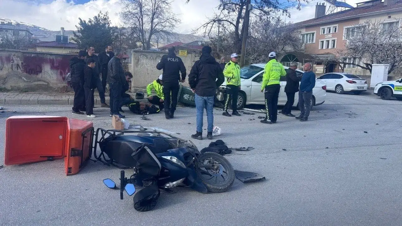Erzincan'da motosiklet ile otomobil çarpıştı : 1 sürücü yaralandı