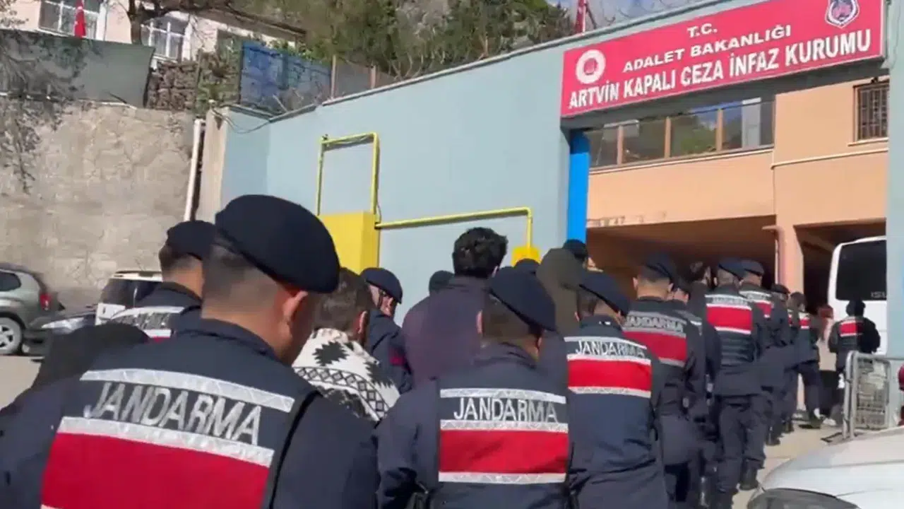 Artvin merkezli 4 ilde dolandırıcılık operasyonu : 28 kişi tutuklandı